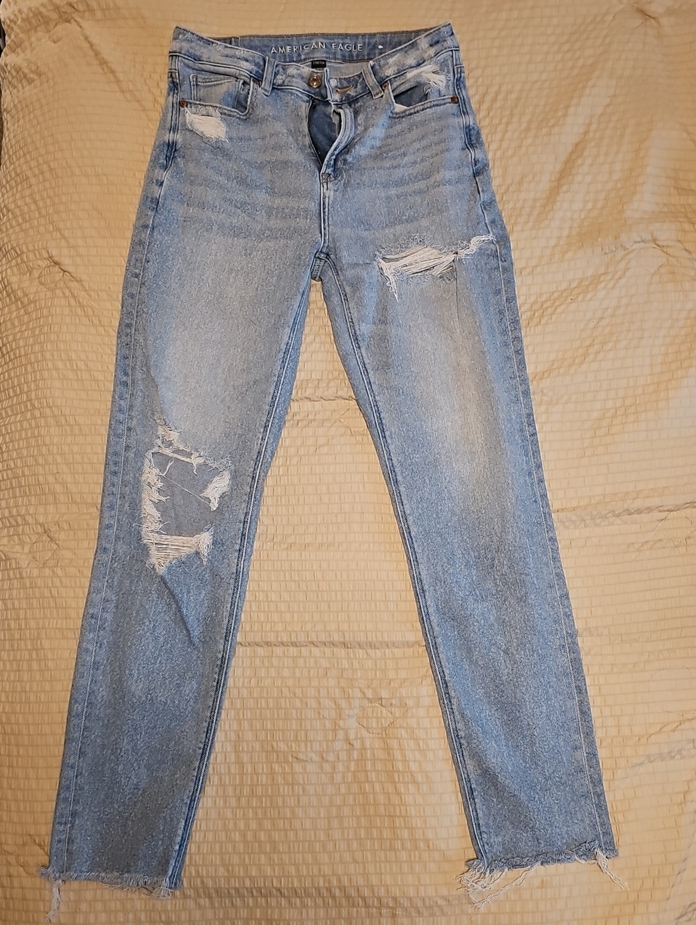 AE Sz 6 LONG Light Wash Distressed Jeans